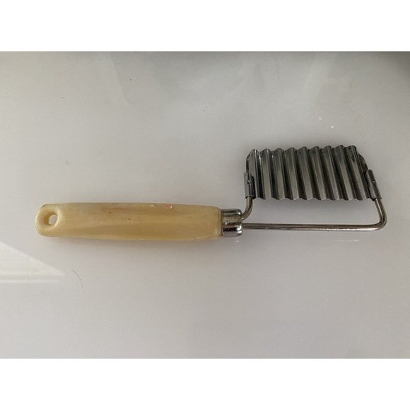 Vintage Vegetable Crinkle Cutter Potato Cheese Slicer Beige Plastic Handle EUC - Picture 9 of 16
